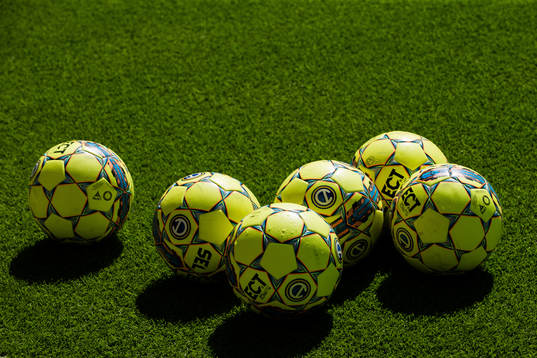 Fotbollar på konstgräs innan fotbollsmatchen i