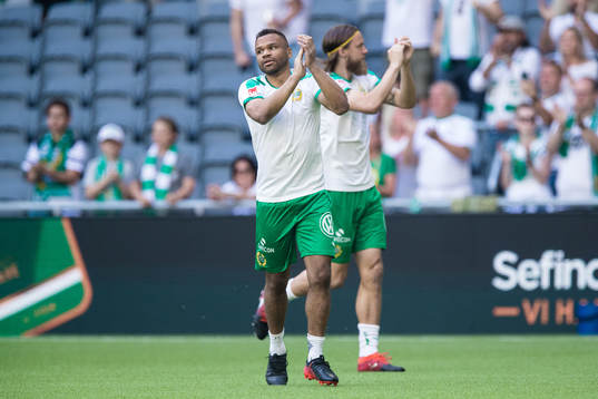 Hammarbys Serge-Junior Martinsson Ngouali applåderar