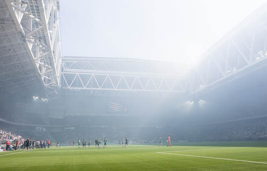 Ett rökfyllt Tele2 Arena innan fotbollsmatchen i