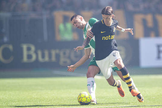 s Kristoffer Olsson i kamp om bollen med Hammarbys Nikola