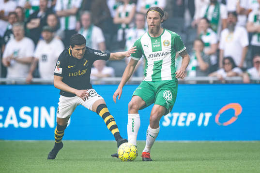 s Tarik Elyounoussi i kamp om bollen