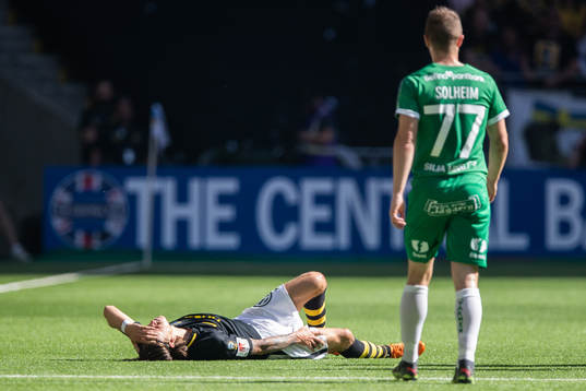 s Kristoffer Olsson ligger ner och tar sig för benet