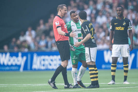 Hammarbys Serge-Junior Martinsson Ngouali i diskussion med