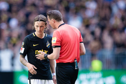 s Kristoffer Olsson i samtal med domare Andreas Ekberg