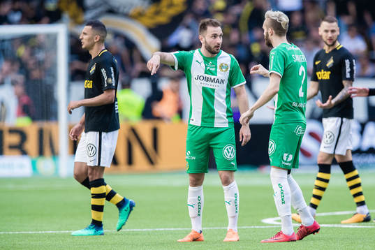 Hammarbys Muamer Tankovic och Simon Sandberg i diskussion