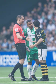Hammarbys Serge-Junior Martinsson Ngouali i diskussion med
