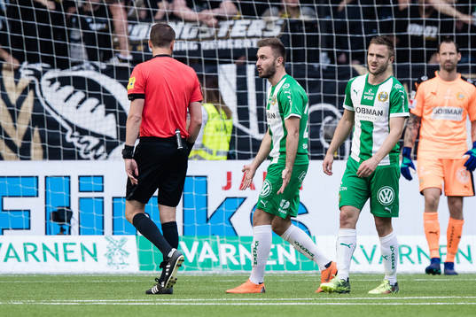 Hammarbys Muamer Tankovic protesterar framför domare