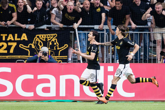 s Tarik Elyounoussi jublar med Kristoffer Olsson