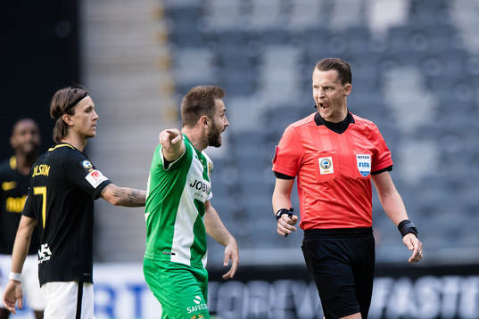 Hammarbys Muamer Tankovic och domare Andreas Ekberg i en