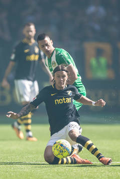 s Kristoffer Olsson och Hammarbys Nicola Djurdjic