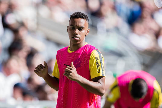 s Bilal Hussein värmer upp vid sidan av planen