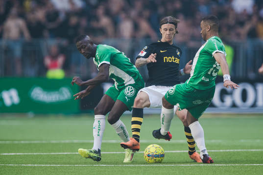 s Kristoffer Olsson i kamp om bollen med Hammarbys