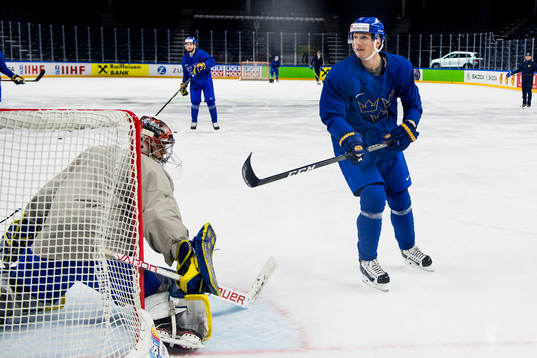 Sveriges målvakt Filip Gustavsson och Carl Klingberg