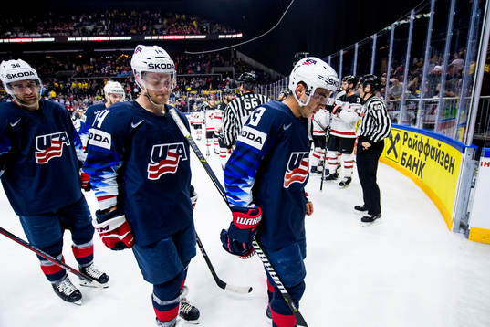 s Colin White, Nick Jensen och Johnny Gaudreau lämnar isen