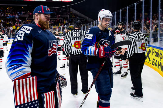 s målvakt Scott Darling och Connor Murphy lämnar isen