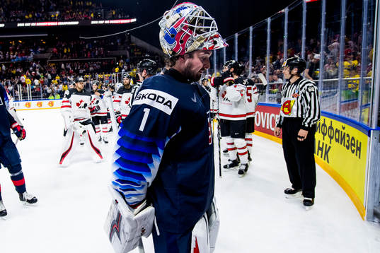 s målvakt Keith Kinkaid lämnar isen