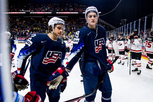 s Alex DeBrincat och Tage Thompson lämar isen