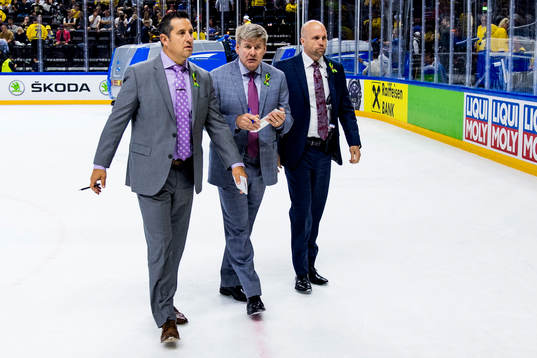 Kanadas förbundskapten Bill Peters lämnar isen