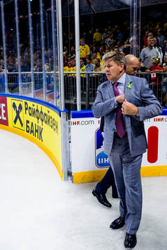 Kanadas förbundskapten Bill Peters lämnar isen