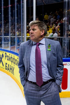 Kanadas förbundskapten Bill Peters lämnar isen