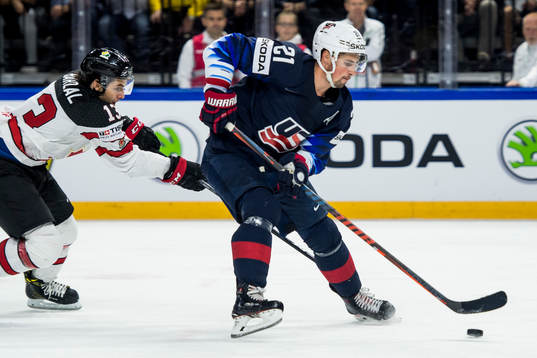 s Dylan Larkin jagas av Kanadas Matt Barzal
