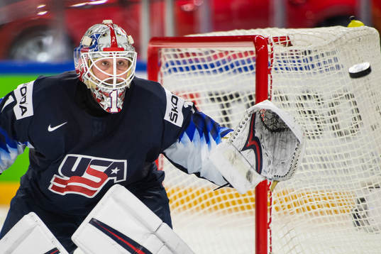 s målvakt Keith Kinkaid ser en puck gå förbi mål
