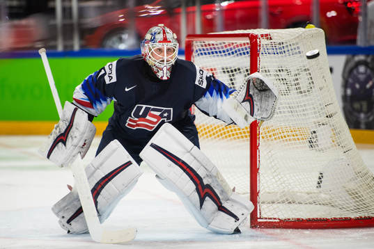 s målvakt Keith Kinkaid ser en puck gå förbi mål