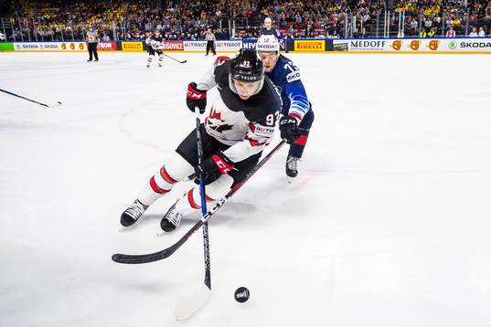 s Charlie McAvoy jagar Kanadas Ryan Nugent Hopkins