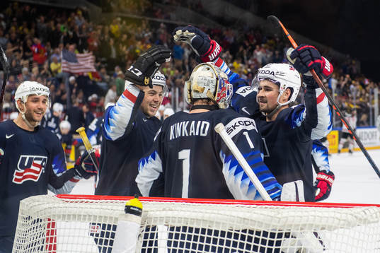 s spelare kramar och jublar med målvakt Keith Kinkaid