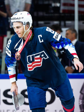 s Patrick Kane med priset för tredjeplats på