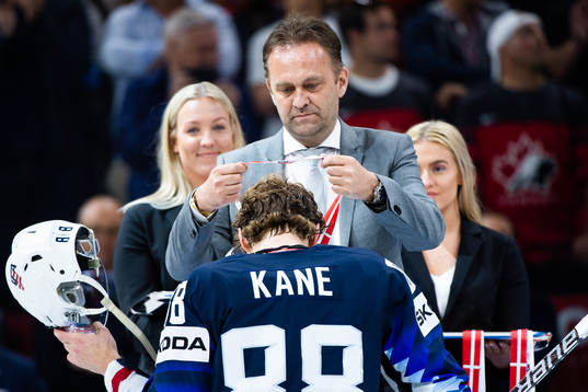 s Patrick Kane tar emot sin medalj