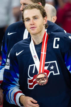 s Patrick Kane med bronsmedaljen kring halsen