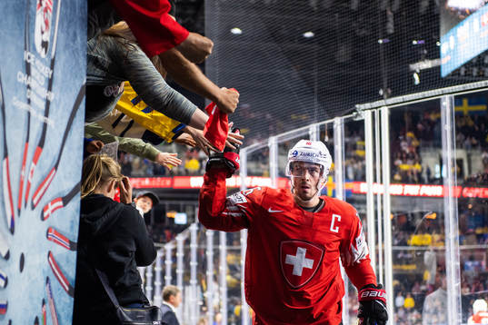 Schweiz Raphael Diaz gör high five med publiken