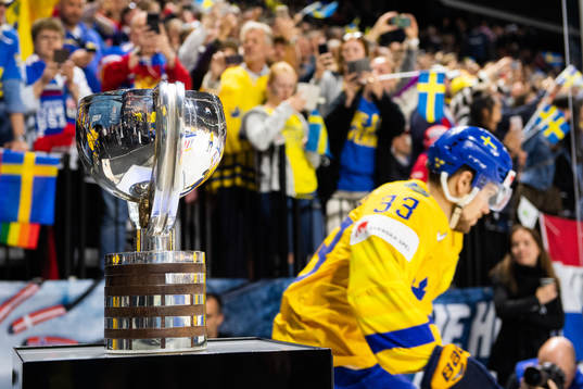 Sveriges Viktor Arvidsson åker förbi pokalen in på plan
