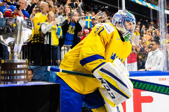 Sveriges målvakt Anders Nilsson åker förbi pokalen in