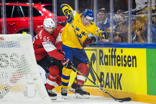 Schweiz Ramon Untersander och Sveriges Adrian Kempe i kamp