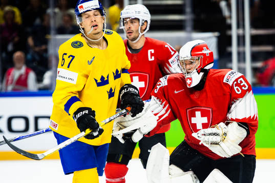 Sveriges Rickard Rakell deppar framför Schweiz målvakt