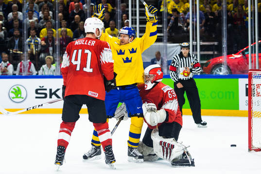 Sveriges Patric Hörnqvist jublar framför Schweiz Mirco