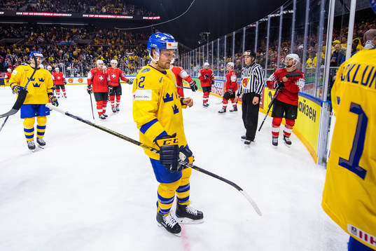 Sveriges Johan Larsson deppar när han lämnar plan för