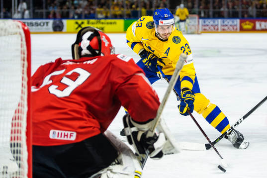Sveriges Oliver Ekman Larsson oroar framför Schweiz