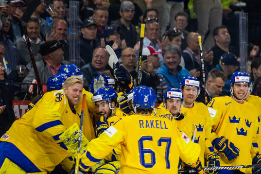 Sveriges Mika Zibanejad jublar med lagkamrater