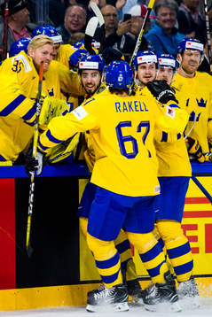 Sveriges Mika Zibanejad jublar med lagkamraterna