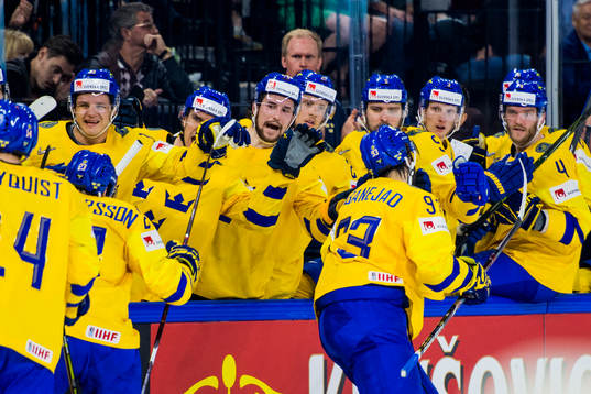 Sveriges Mika Zibanejad jublar med lagkamraterna