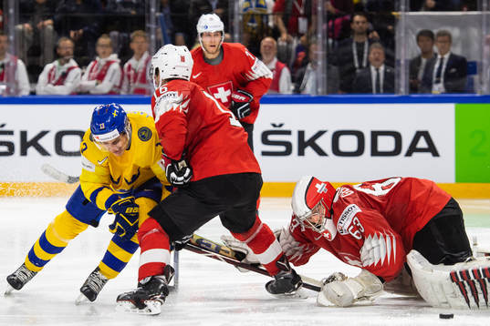 Sveriges Mattias Janmark i kamp om pucken Schweiz Raphael
