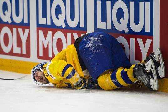 Sveriges Oliver Ekman Larsson ligger ner och grimaserar