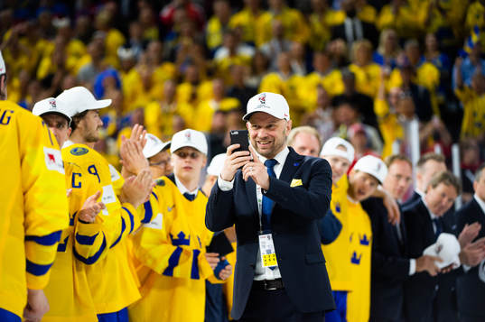 Sveriges målvaktstränare Stefan Ladhe tar bild