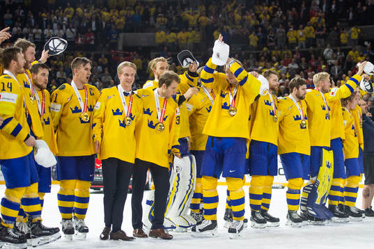 Sveriges spelar jublar med medaljen