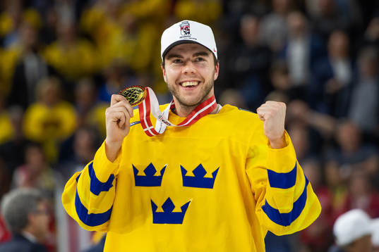 Sveriges Magnus Pääjärvi-Svensson jublar med medaljen
