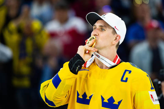 Sveriges Mikael Backlund kysser sin medalj och  jublar
