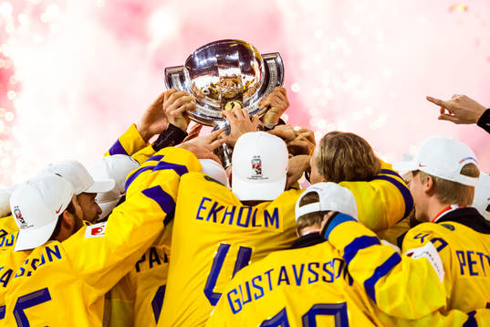 Sveriges spelare jublar med pokalen